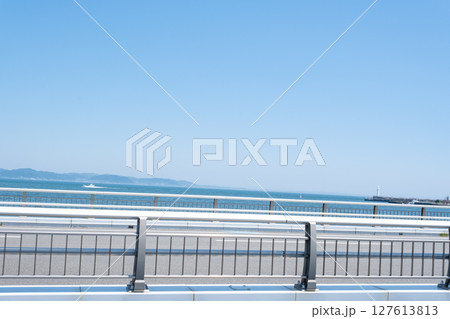 江の島大橋から片瀬東浜海水浴場方面を見た風景 江の島大橋から片瀬東浜海水浴場方面を見た風景 127613813