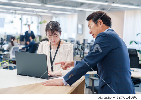 オフィスで上司に激怒されるビジネスウーマン オフィスで上司に激怒されるビジネスウーマン 127614096