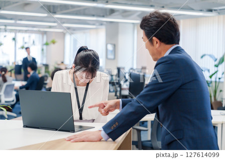 オフィスで上司に激怒されるビジネスウーマン 127614099