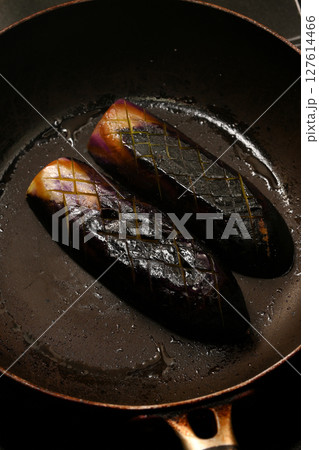 フライパンで茄子を焼くシーン フライパンで茄子を焼くシーン 127614466