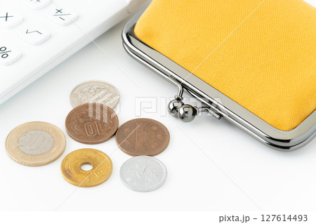 白背景に電卓と黄色のがま口財布と硬貨（日本） 127614493