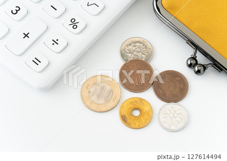 白背景に電卓と黄色のがま口財布と硬貨（日本） 127614494