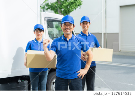 運送会社のスタッフ 運送会社のスタッフ 127614535