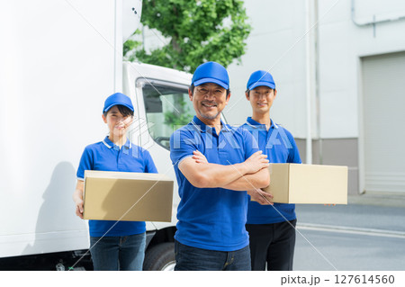 運送会社のスタッフ 127614560