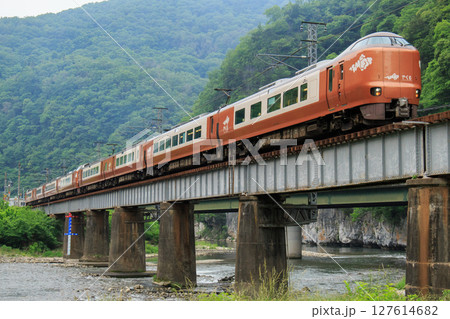第7高梁川橋梁を渡る特急「やくも」（JR西日本　273系） 127614682