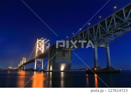 【香川県】瀬戸大橋記念公園から見た「瀬戸大橋」の夜景（ライトアップ） 127614723