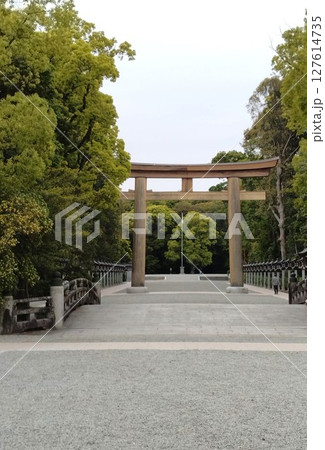 歴史ある橿原神宮の参道　奈良県橿原神宮 127614735