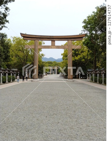 歴史ある橿原神宮の参道　奈良県橿原神宮 127614737