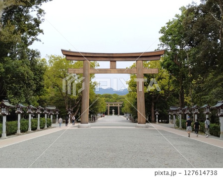 歴史ある橿原神宮の参道 奈良県橿原神宮 歴史ある橿原神宮の参道 奈良県橿原神宮 127614738
