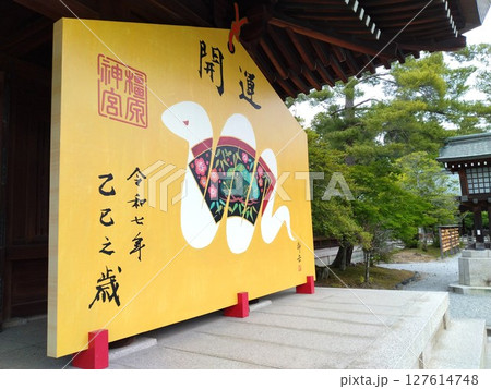歴史ある橿原神宮の参道　奈良県橿原神宮 127614748