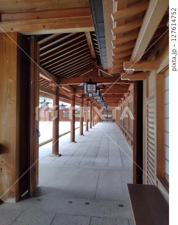 歴史ある橿原神宮の参道 奈良県橿原神宮 歴史ある橿原神宮の参道 奈良県橿原神宮 127614752