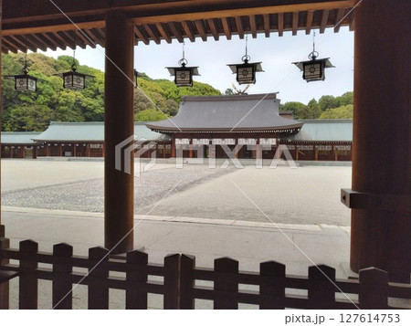 歴史ある橿原神宮の参道　奈良県橿原神宮 127614753