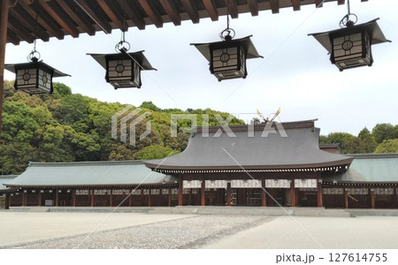 歴史ある橿原神宮の参道　奈良県橿原神宮 127614755