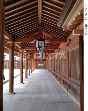 歴史ある橿原神宮の参道 奈良県橿原神宮 歴史ある橿原神宮の参道 奈良県橿原神宮 127614757