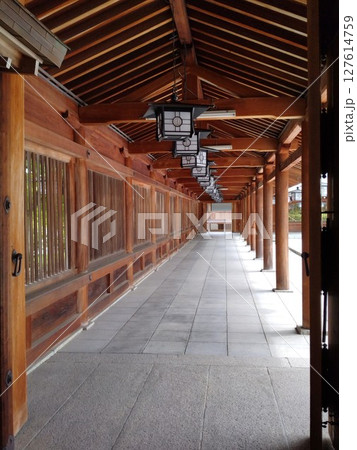 歴史ある橿原神宮の参道 奈良県橿原神宮 歴史ある橿原神宮の参道 奈良県橿原神宮 127614759