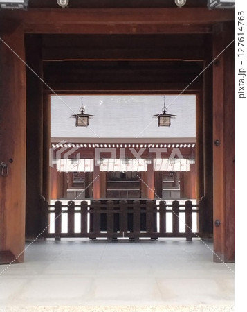 歴史ある橿原神宮の参道　奈良県橿原神宮 127614763