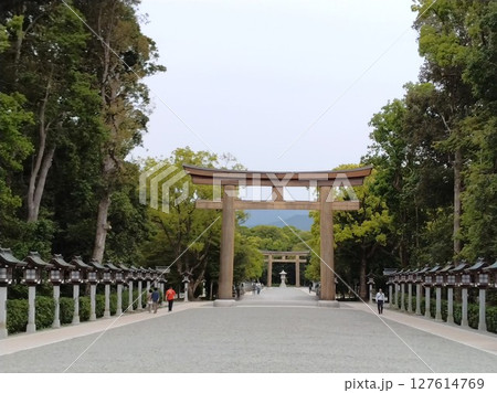 歴史ある橿原神宮の参道 奈良県橿原神宮 歴史ある橿原神宮の参道 奈良県橿原神宮 127614769