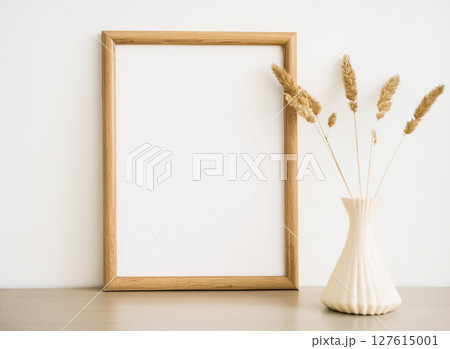 木製のフレームと花瓶に入れられたドライフラワー 127615001