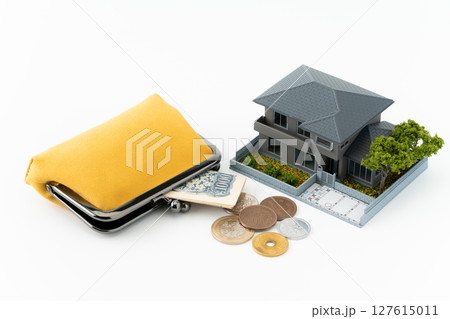 白背景にミニチュアの一戸建て住宅と黄色のがま口財布とお金 白背景にミニチュアの一戸建て住宅と黄色のがま口財布とお金 127615011