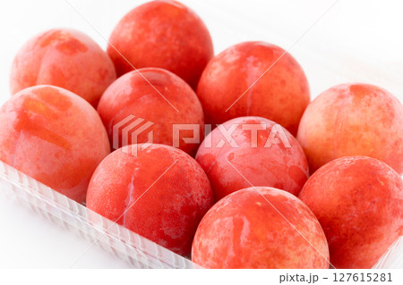 パックに入ったすもも 127615281
