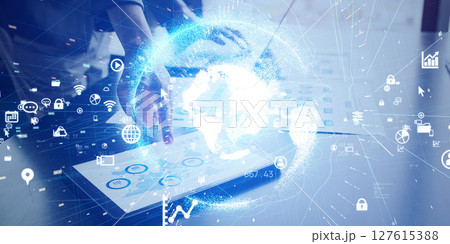 タブレットを使うビジネスパーソンとグローバルネットワークのコンセプト　バナー・広告向け横長ビジュアル 127615388