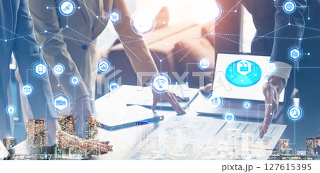 ミーティングするビジネスパーソンのグループとデジタルネットワークのコンセプト ミーティングするビジネスパーソンのグループとデジタルネットワークのコンセプト 127615395