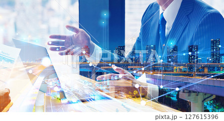 ミーティングするビジネスパーソンのグループとデジタルネットワークのコンセプト 127615396