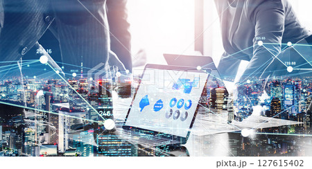 ミーティングするビジネスパーソンのグループとデジタルネットワークのコンセプト 127615402