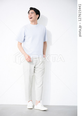 半袖の夏の洋服の爽やかな男性の全身　ファションイメージ 127615441