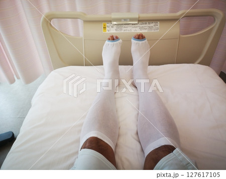 病室のベッド 127617105