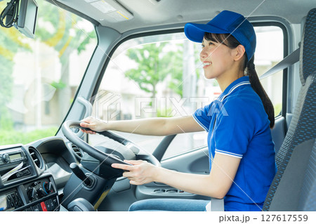ドライバーの若い女性 ドライバーの若い女性 127617559
