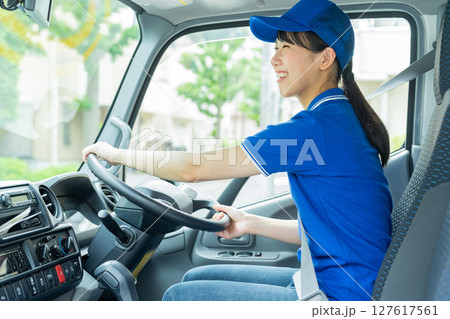 ドライバーの若い女性 ドライバーの若い女性 127617561