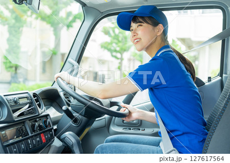 ドライバーの若い女性 ドライバーの若い女性 127617564