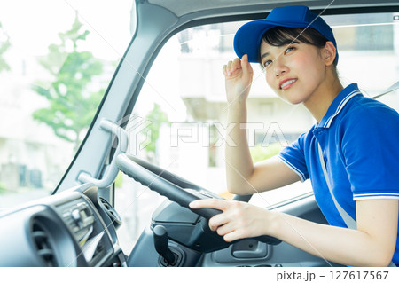 ドライバーの若い女性 ドライバーの若い女性 127617567