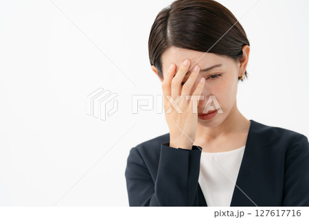 目元を隠す悩む女性 127617716