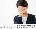 目元を隠す悩む女性 127617717