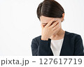 目元を隠す悩む女性 127617719