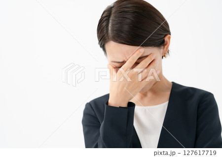 目元を隠す悩む女性 目元を隠す悩む女性 127617719