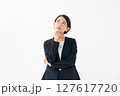 考え事をするスーツの女性 127617720