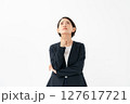 考え事をするスーツの女性 127617721