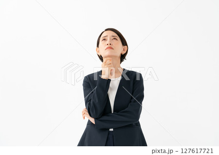 考え事をするスーツの女性 127617721