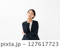 考え事をするスーツの女性 127617723