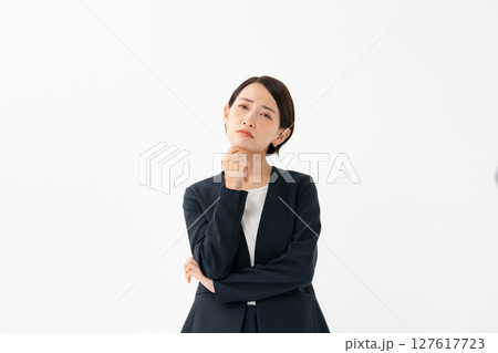 考え事をするスーツの女性 考え事をするスーツの女性 127617723