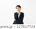 考え事をするスーツの女性 127617724