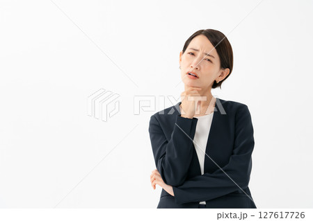 考え事をするスーツの女性 127617726