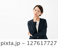 考え事をするスーツの女性 127617727