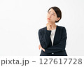 考え事をするスーツの女性 127617728