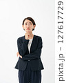 考え事をするスーツの女性 127617729