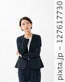 考え事をするスーツの女性 127617730