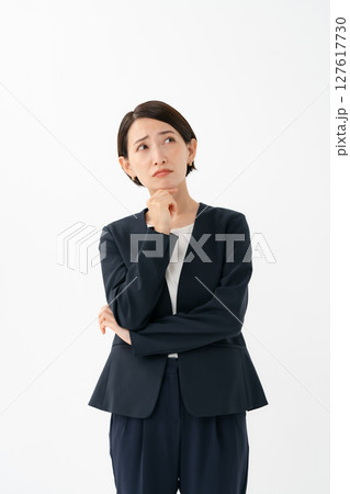 考え事をするスーツの女性 127617730